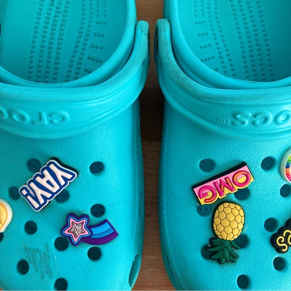 Crocs M5/W7 Classic Clog with permanent Jibbitz and 2 extra - Picture 3 of 14